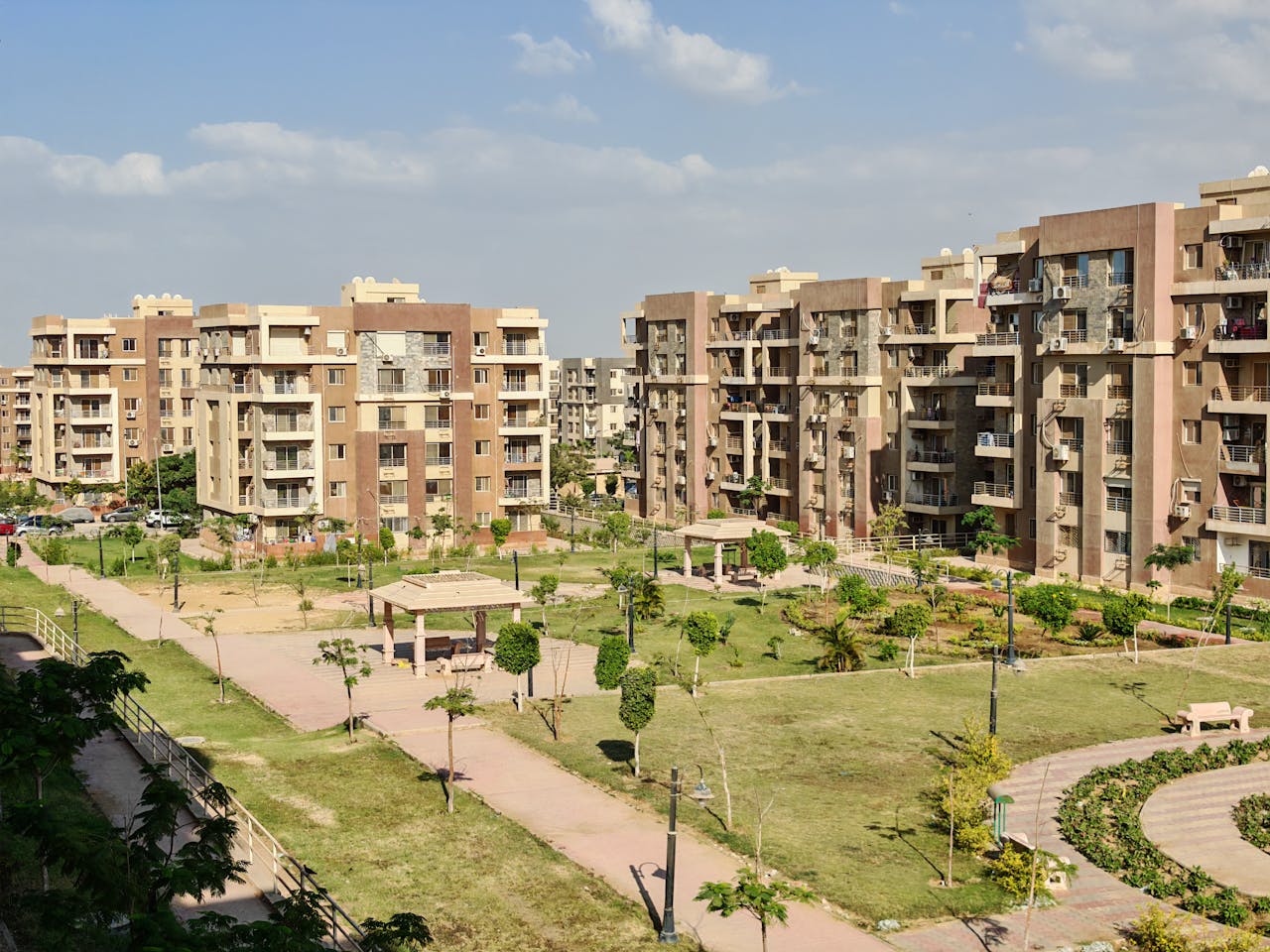 From Chaos to Order: How Great Leaders Organize Complex Community Projects