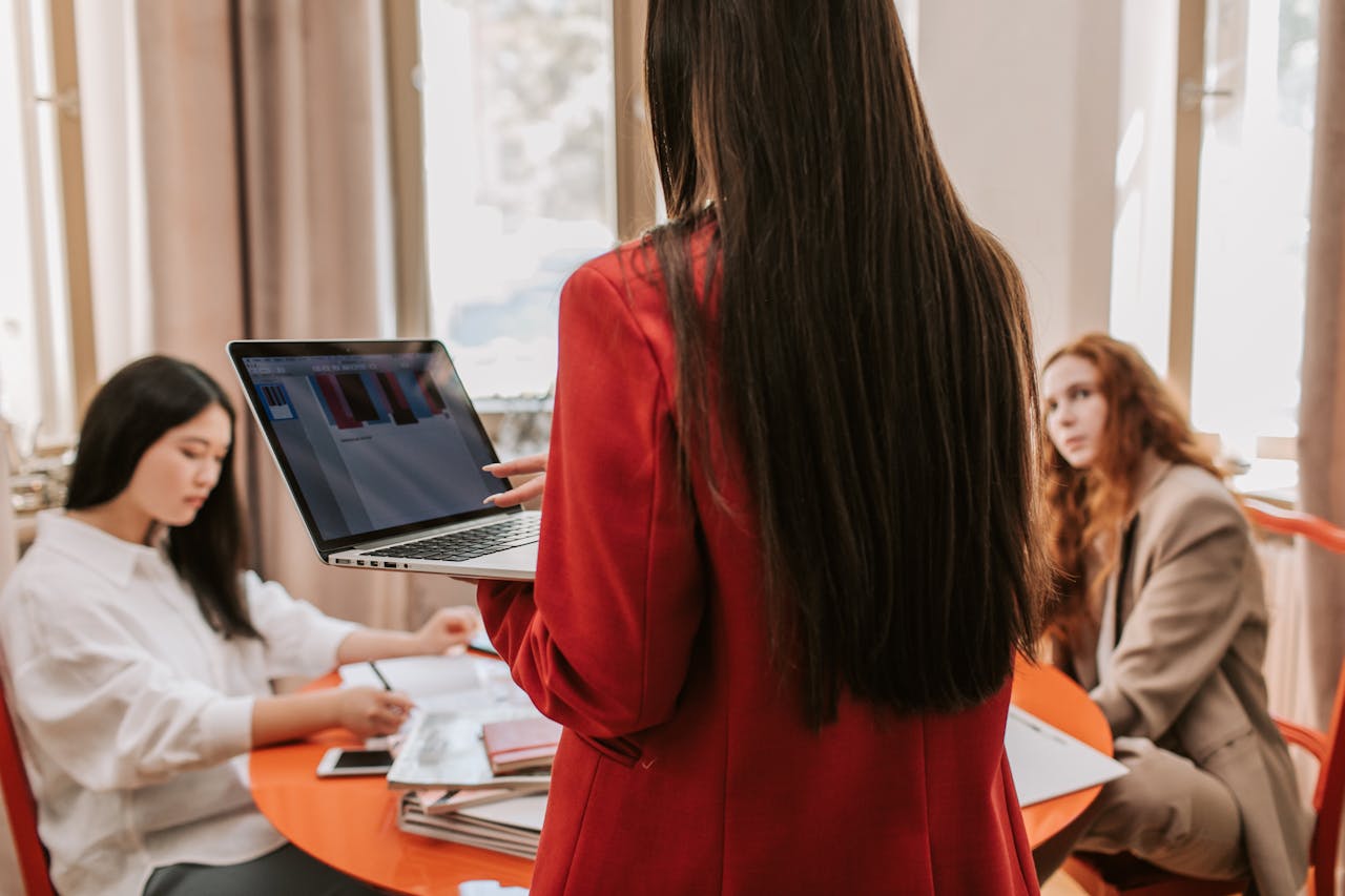 Our 10-Minute Handoff That Killed ‘Just Checking In’ DMs